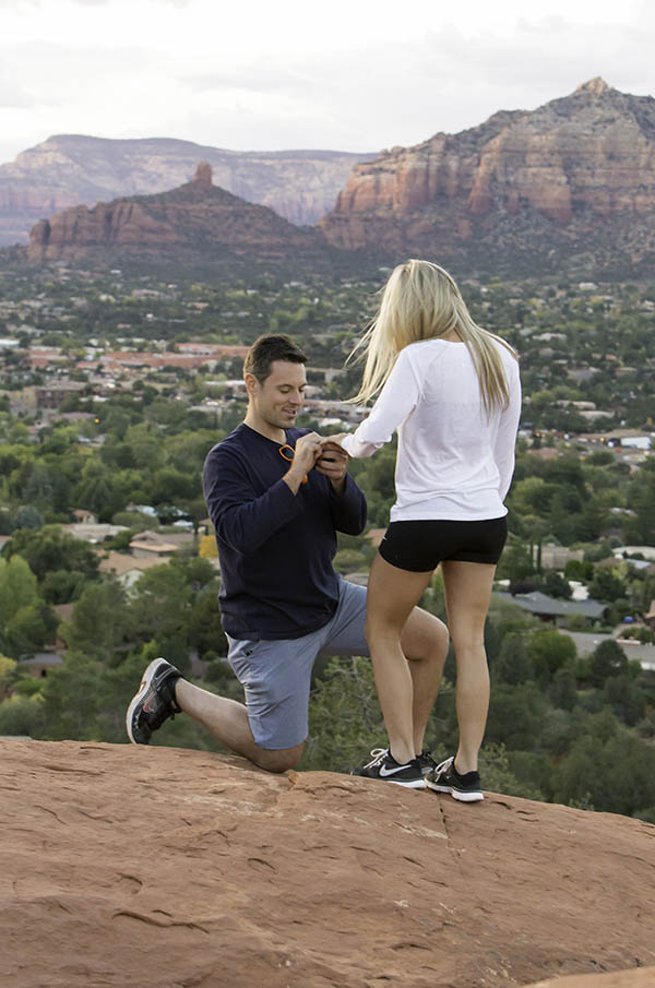 Man surprises his girlfriend by asking her to marry him